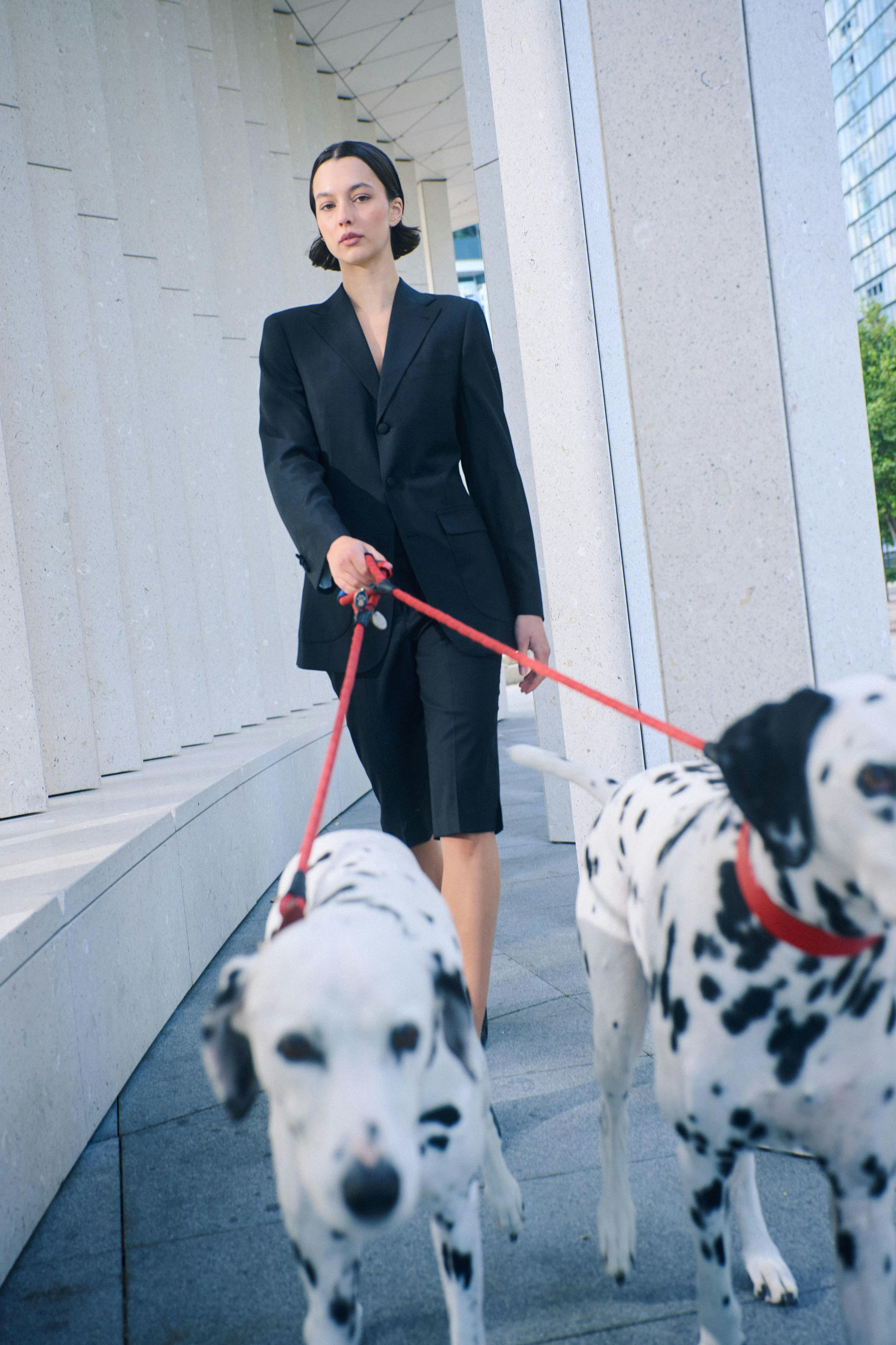 Tailored look in transit through the city