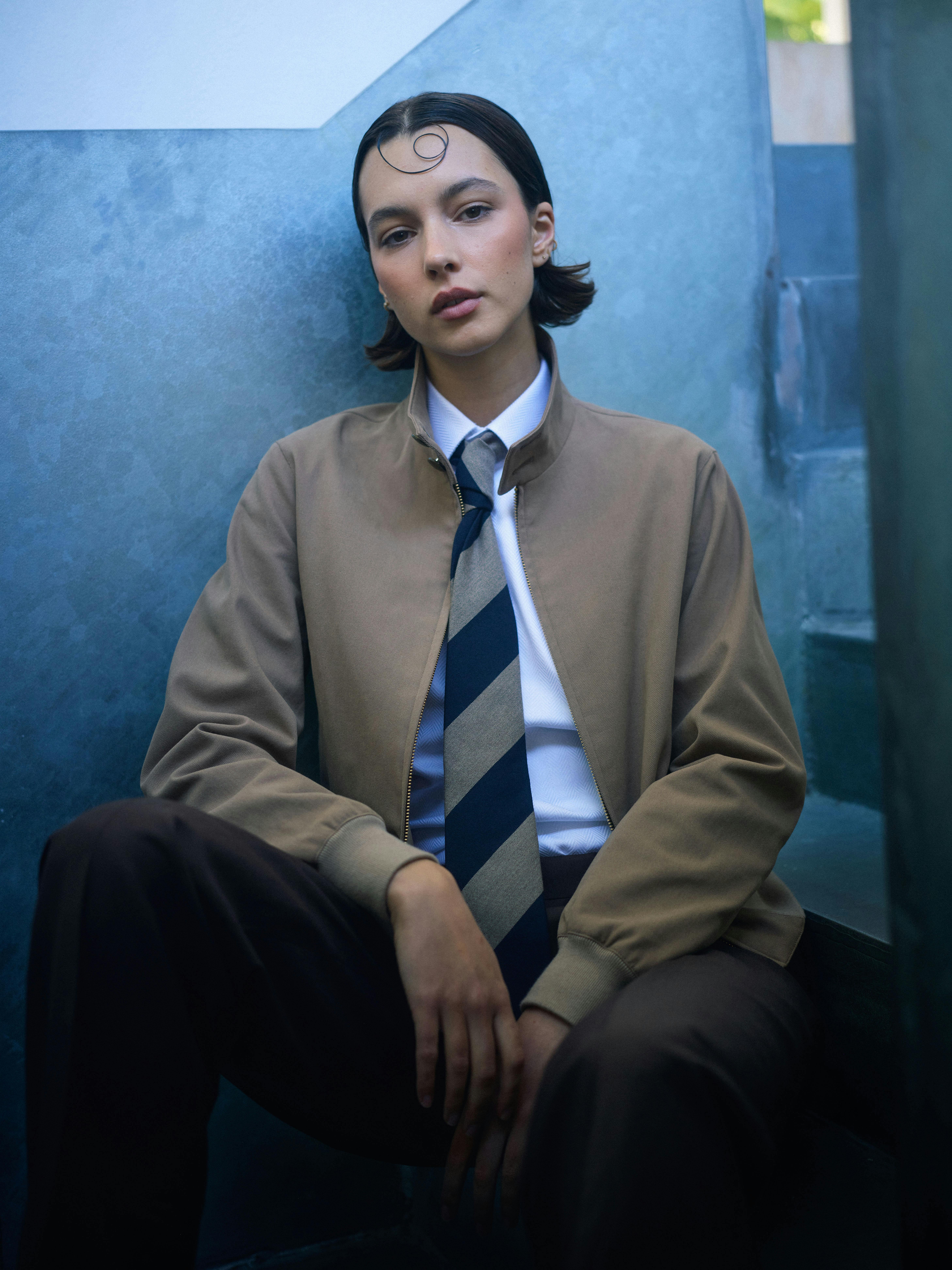 Tailored look in motion against the city